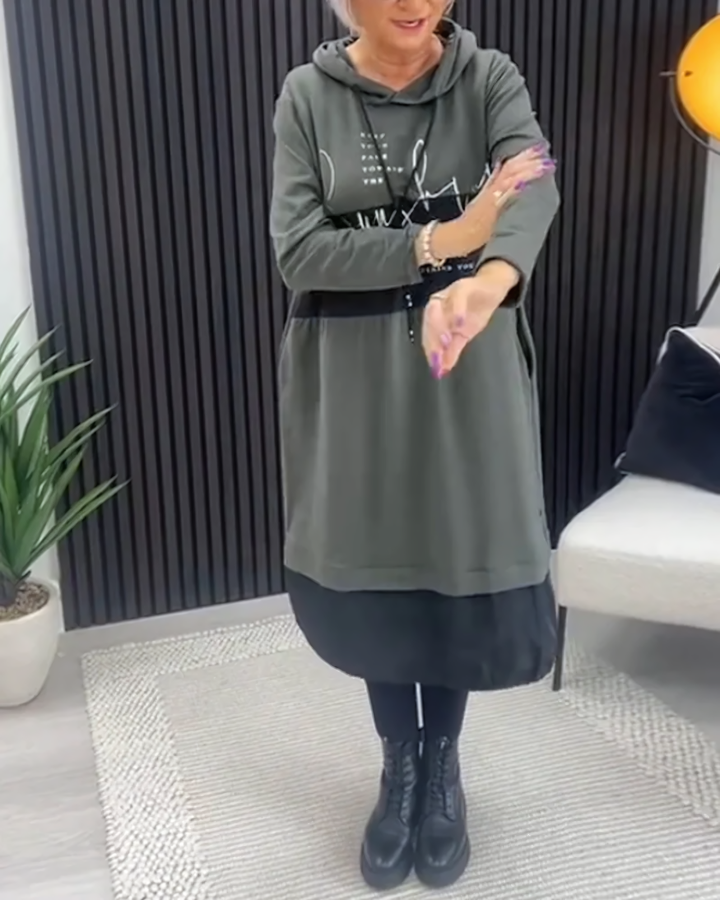 Jauki ir elegantiška suknelė su gobtuvu