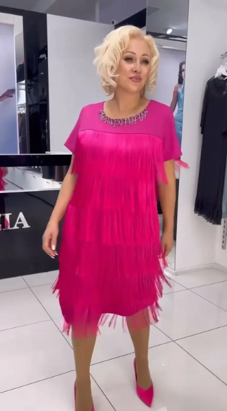 Išskirtinio grožio elegantiška suknelė su kutais