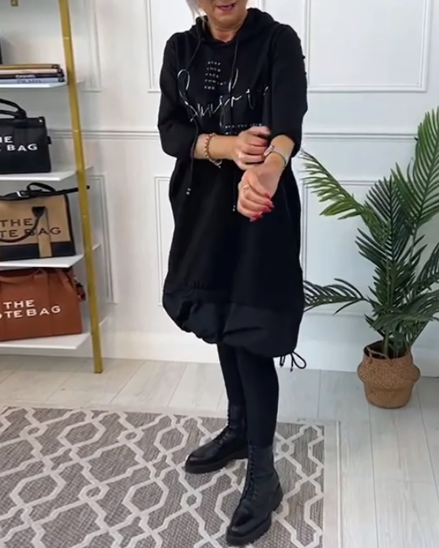 Jauki ir elegantiška suknelė su gobtuvu