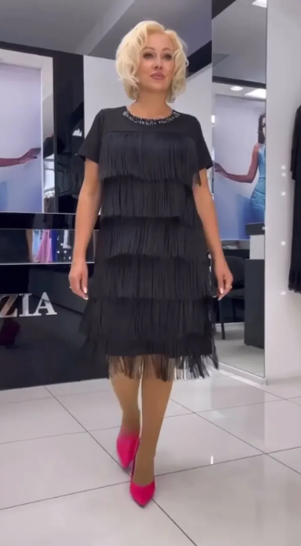 Išskirtinio grožio elegantiška suknelė su kutais