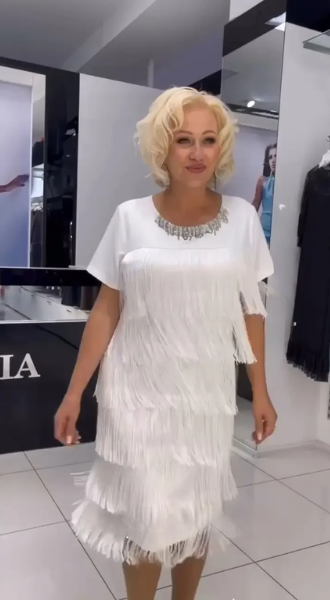 Išskirtinio grožio elegantiška suknelė su kutais