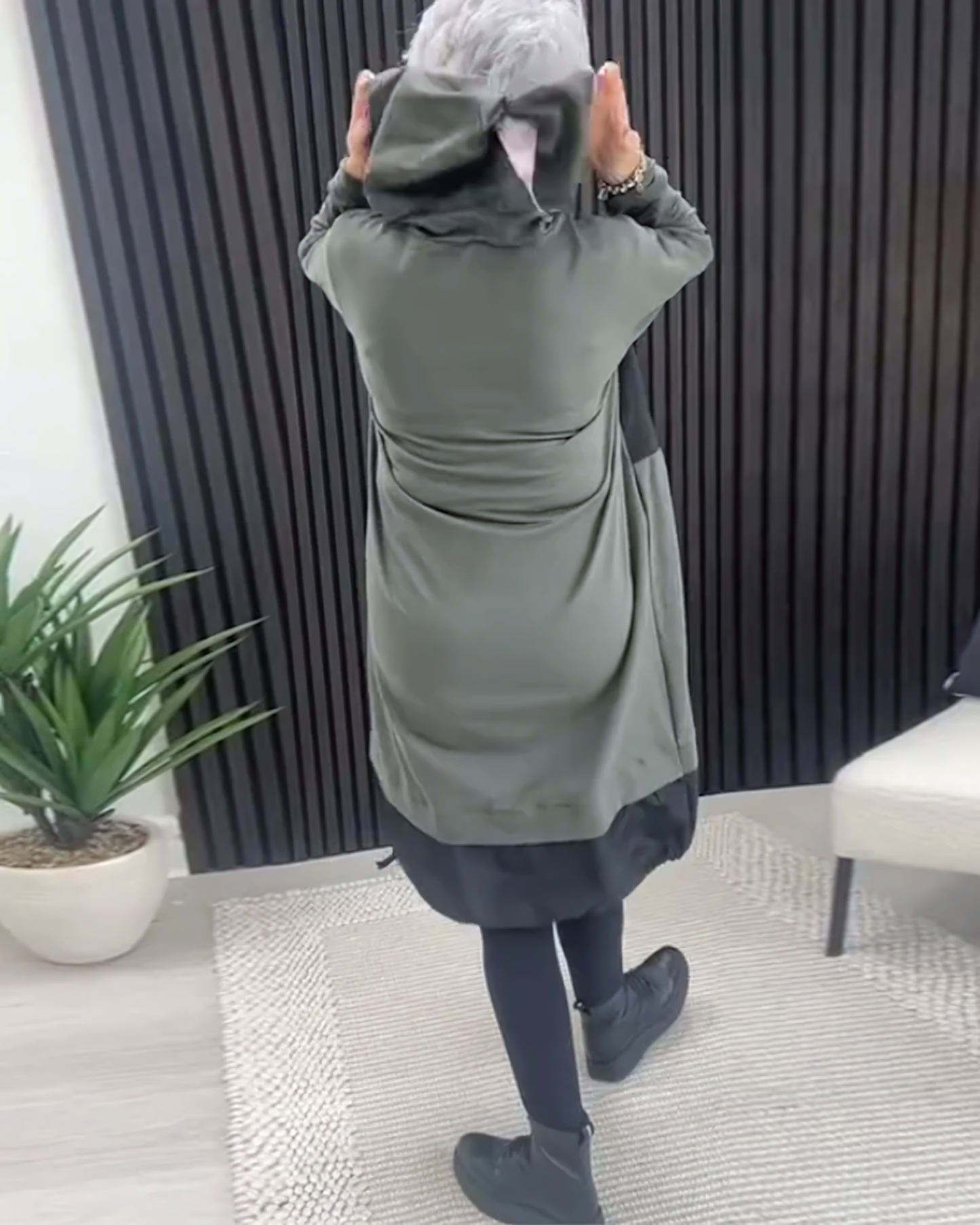 Jauki ir elegantiška suknelė su gobtuvu