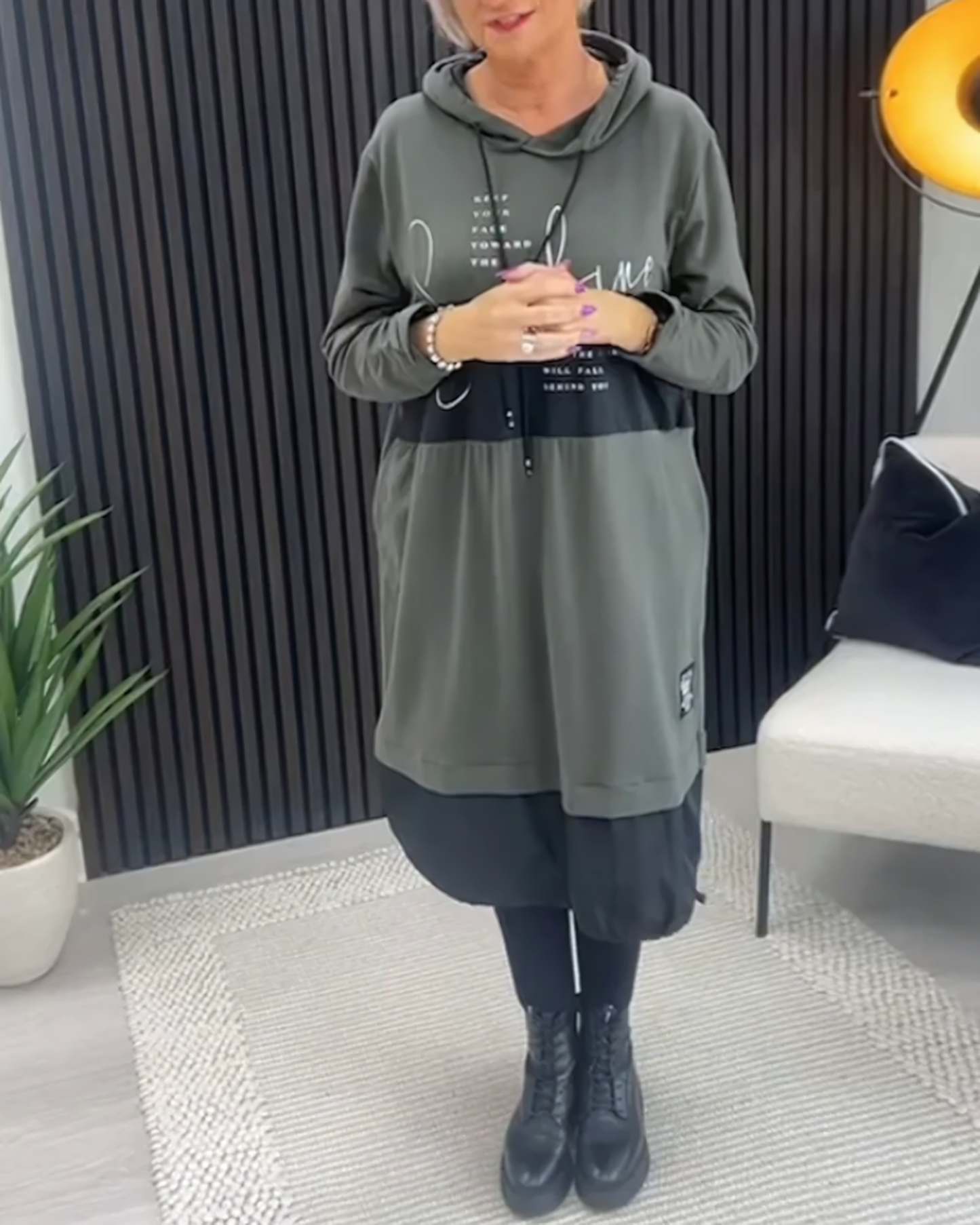 Jauki ir elegantiška suknelė su gobtuvu