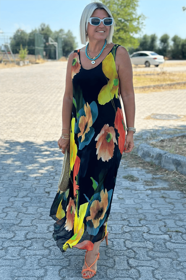 Patogi vasariška suknelė su gėlių raštu