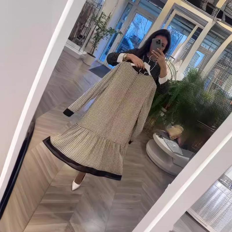 Elegantiška taškuota suknelė