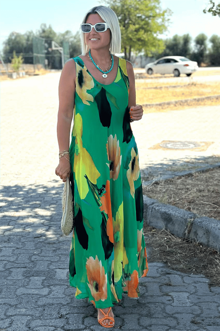 Patogi vasariška suknelė su gėlių raštu