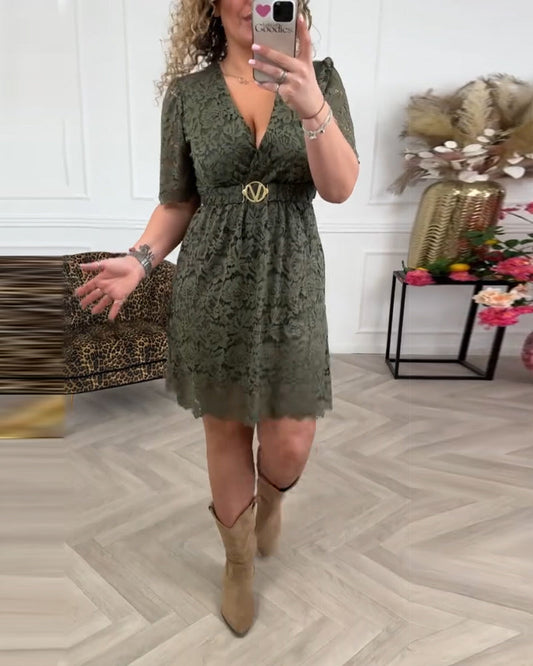 Elegantiška nėriniuota suknelė