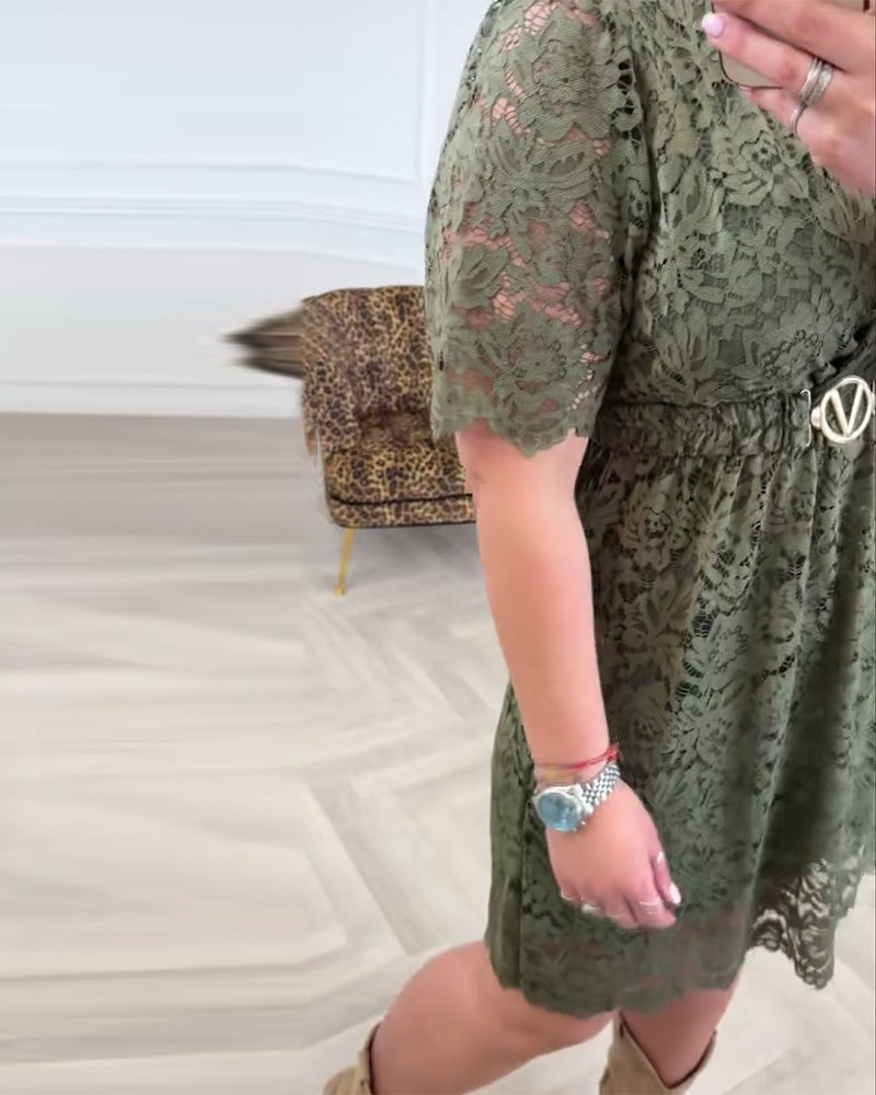 Elegantiška nėriniuota suknelė