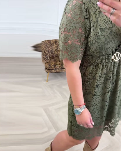 Elegantiška nėriniuota suknelė