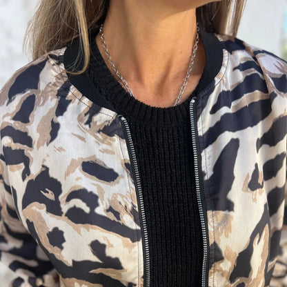Elegantiškas leopardo rašto megztukas